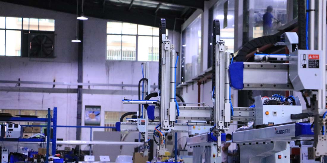 五軸注塑機機械手為什么越來越得到注塑行業(yè)的青睞