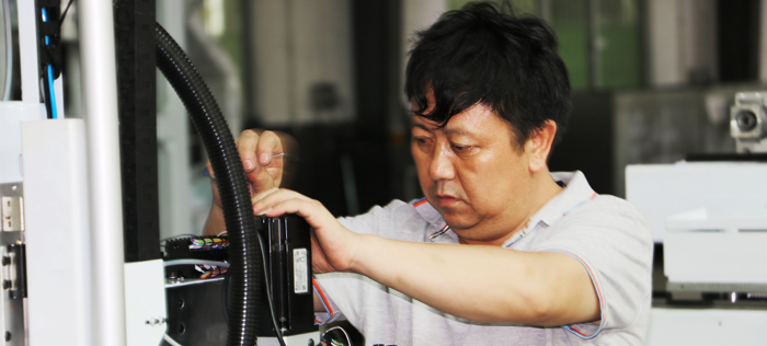 組裝注塑機機械手.jpg